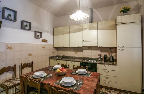 Massa House | Lovely home in Bargana with WiFi