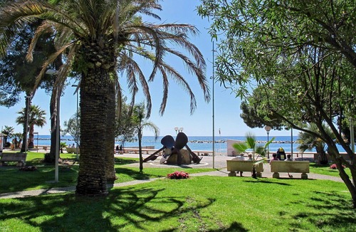 San Bartolomeo al Mare House | Lovely apartment in villa for 4 guests with WIFI, terrace and pets allowed