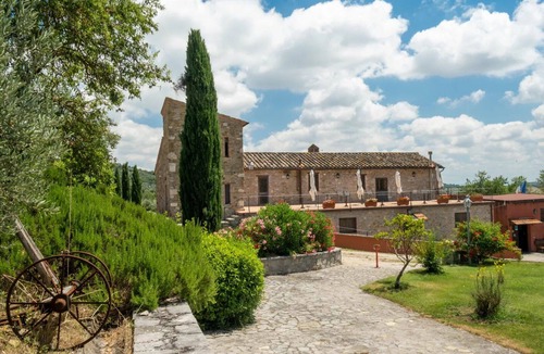 Agello Bed & Breakfast | Lovely room for 2 people with A/C, WIFI, pool, TV, veranda and pets allowed, close to Perugia