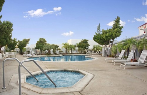 Torrance Hotel | Lover's Paradise! Romantic and Cozy Unit, Restaurant, Pool