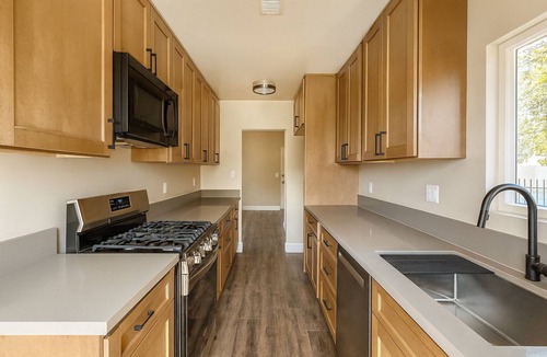Lawndale House | Lume House · 10 Min to Beach · BBQ