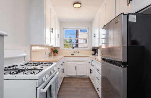 Carthay Circle Apartment | Luxe 1-bedroom Apartment with Hot Tub