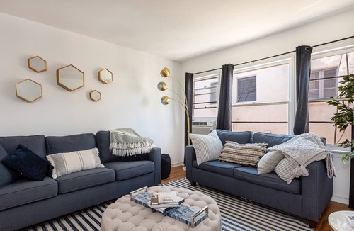 Carthay Circle Apartment | Luxe 1-bedroom Apartment with Hot Tub