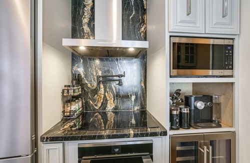 Waterfront Condo | Luxe Long Beach Condo w/Pool: 1 Mi to Shoreline!