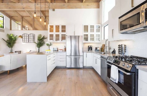 The Strand House | Luxe Retreat Steps to Beach & Shops | Free Parking