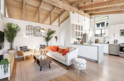 The Strand House | Luxe Retreat Steps to Beach & Shops | Free Parking