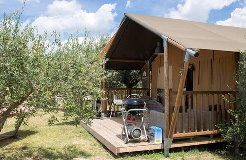 Bevagna Ski Chalet | Luxe Sanitary XL 6 Pers. Villatent at small-scale camping Pian di Boccio