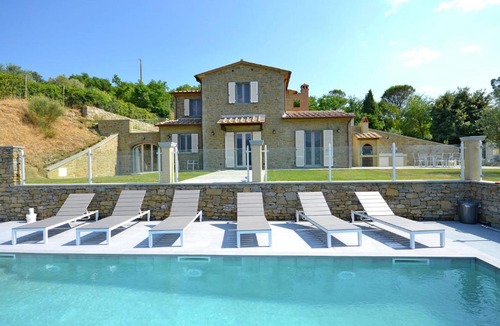 Ossaia House | Luxurious Villa in Cortona Italy with Swimming Pool