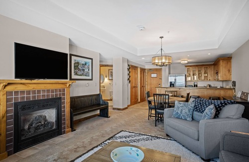 Mount Crested Butte Condo | Luxury Base Area Retreat with Sweeping Mountain Vista: Trails, Pool, Hot Tub