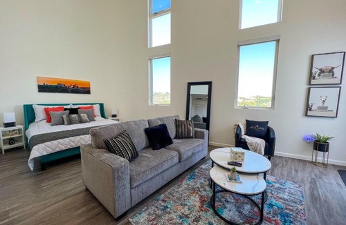 Historic Filipinotown Apartment | LUXURY LA PENTHOUSE PRIME LOCATION Min from HOLLYWOOD and DOWNTOWN
