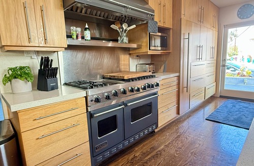 Naples House | Luxury Naples Island Retreat in charming Long Beach with AC