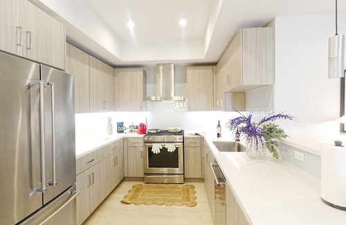 The Flats Apartment | Luxury Retreat Near Beverly Hills — EV Parking + King Bed
