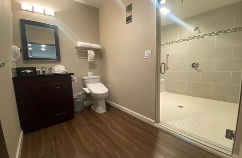 Torrance Hotel | Luxury Suite Near Beaches, Dining & Shopping in South Bay Area