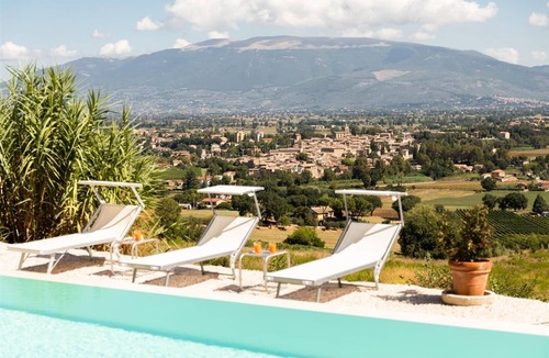Guzman Villa | Luxury Villa With Pool, air Conditioned, Walking Distance to the Town of Bevagna