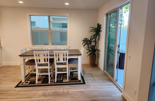 Paramount House | Madison's Place Cozy & Comfortable Modern Home