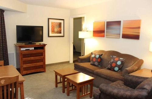 Vancouver Hotel | Make Your Trip More Enjoyable! Near Orchards Park West, Free Breakfast, Pool!