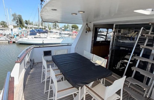 Lido degli Estensi Boat Rental | Marina Estensi Floating Resort - Classic Yacht