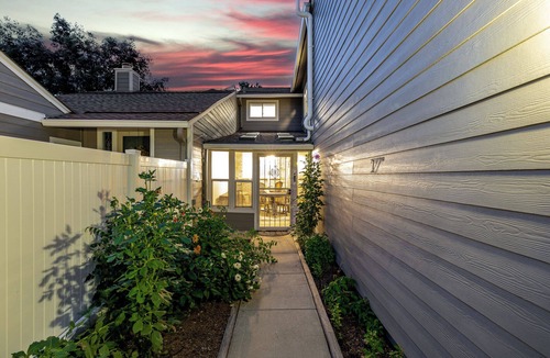 Littleton House | Marvelous 4-bedroom townhome with Hot Tub and Pool Table/Game Room in Centennial