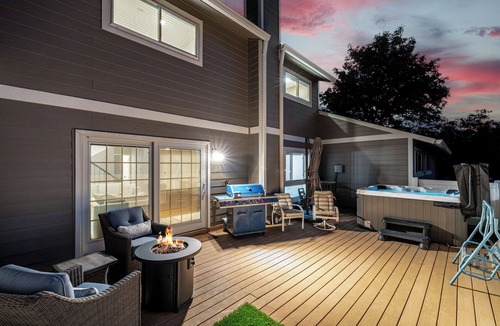 Littleton House | Marvelous 4-bedroom townhome with Hot Tub and Pool Table/Game Room in Centennial