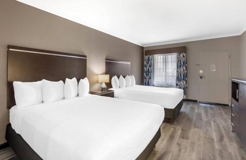 North Redondo Hotel | Mediterranean-Inspired Room Near Galleria Mall – Explore & Shop Nearby!