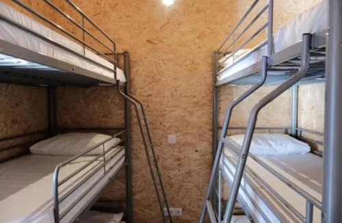 Azoia de Baixo House | Men's Dormitory with Shared Bathroom
