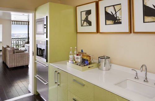 Norma Triangle Hotel | Metropolitan One Bedroom Suite at The London West Hollywood, Free Breakfast