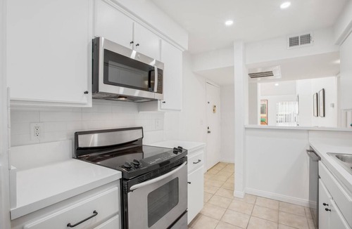 Wilshire Montana Condo | Mid Century North of Wilshire, 1 block to Montana Ave!