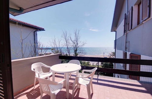 Castiglione della Pescaia Apartment | MIMMO n. 5 spazioso appartamento fronte mare con terrazza e posto auto