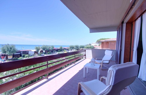 Castiglione della Pescaia Apartment | MIMMO n. 9 spazioso appartamento fronte mare con terrazza e posto auto