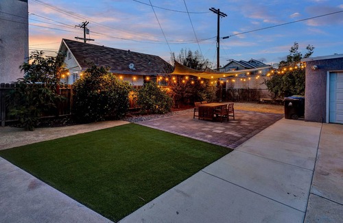 Downtown Los Angeles House | Modern 2BD w/Gated Parking, King Bed, AC, Fast Wifi, Pets+ – Near USC