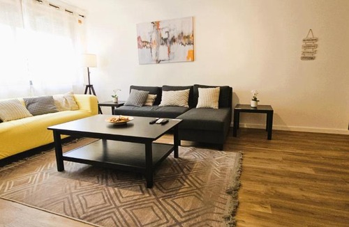 Palhais Apartment | Modern 3 Bed Flat - Beaches, Expo & City Fun - Your Gateway to Lisbon