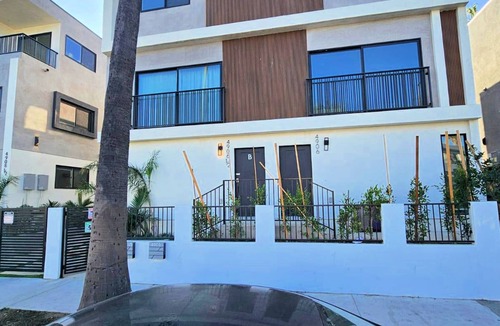 East Hollywood Apartment | Modern 5-Bedroom Hollywood Escape and Exclusive Stay with AC, WiFi & Parking