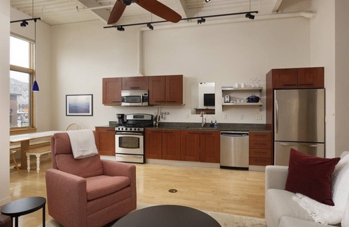 Basalt Condo | Modern Basalt Mid-Valley Retreat with Rooftop Deck, Gym & A/C Near Aspen & Carbondale