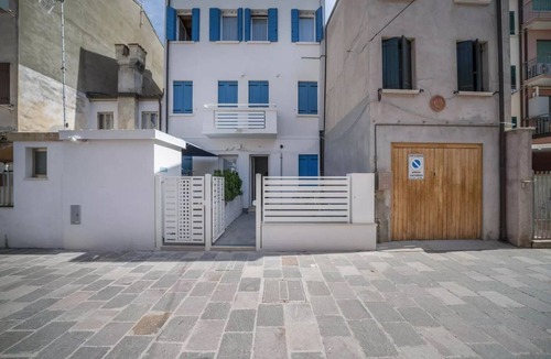 Sottomarina Apartment | Modern beach apartment with parking space