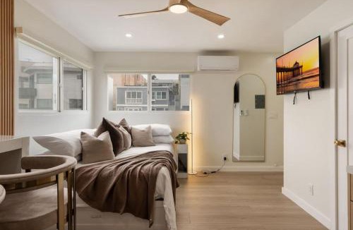 El Porto Apartment | Modern Coastal Studio with Balcony and Parking