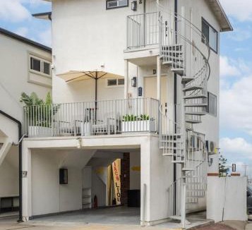 El Porto Apartment | Modern Coastal Studio with Balcony and Parking