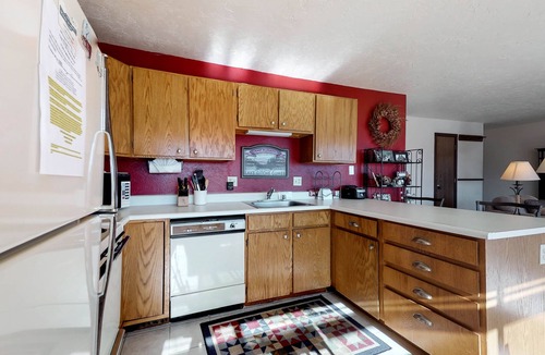 Wildernest Condo | Modern condo with mountain views - near hiking & skiing