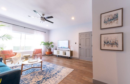 Wilshire Montana Apartment | Modern & Cozy Spacious 1BR/1BA – 0.6 mi from the Beach
