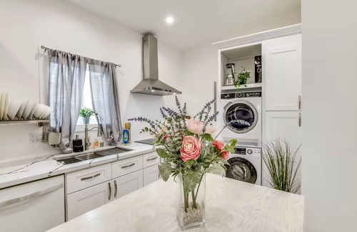 East Los Angeles Apartment | Modern East LA Studio-Private Patio-Dodgers/DTLA