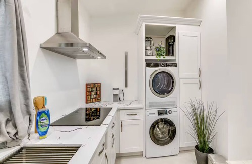 East Los Angeles Apartment | Modern East LA Studio-Private Patio-Dodgers/DTLA