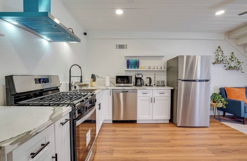 Upland House | Modern Elegance: Fully Remodeled Guest House Oasis