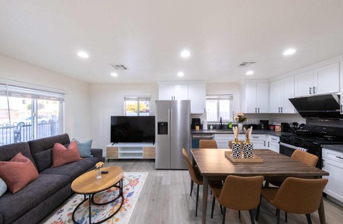 East Los Angeles Apartment | Modern Luxe Ensuite by USC Shared Living