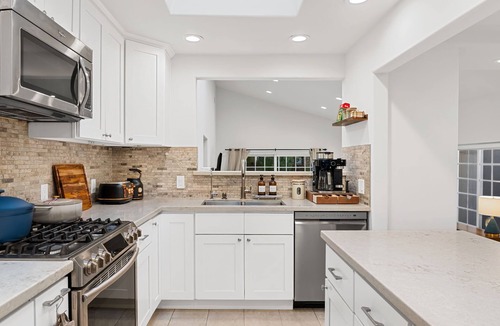 Los Angeles House | Modern Luxury Retreat in LA Jacuzzi BBQ Fire Pit 10 Min to LAX/Sofi