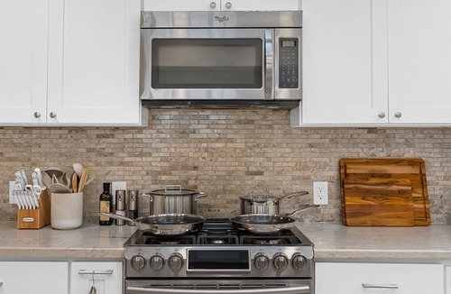 Los Angeles House | Modern Luxury Retreat in LA Jacuzzi BBQ Fire Pit 10 Min to LAX/Sofi