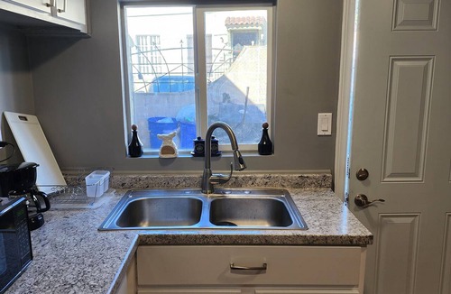 Mid-Wilshire Apartment | Modern mid-city private & secure