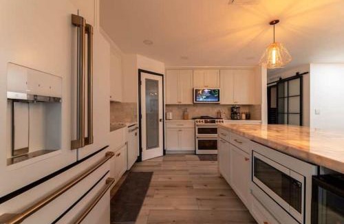Central San Pedro Villa | Modern San Pedro Home, Sleeps 12, Hot Tub, Fire Place, Private Parking