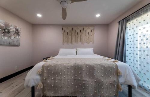 Central San Pedro Villa | Modern San Pedro Home, Sleeps 12, Hot Tub, Fire Place, Private Parking