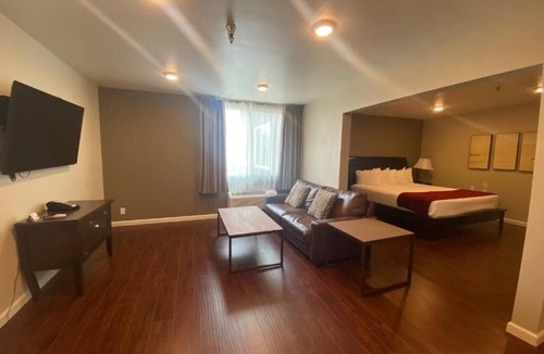 Torrance Hotel | Modern Suite Close to Redondo Beach & Manhattan Beach Attractions