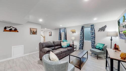 Southeast House | Modern & Updated Unit in Prime Location