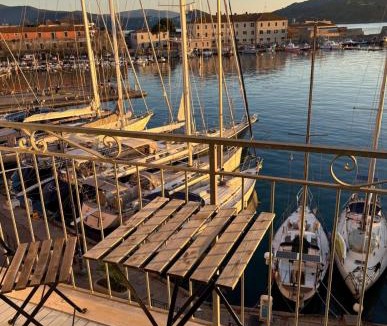 Portoferraio Old Town Apartment | Monolocale La Darsena